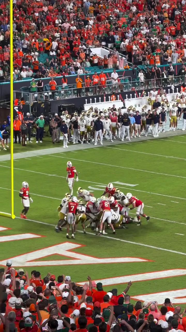 开云平台-库明加迈阿密观战大学橄榄球赛，今日暂停训练享受休整日